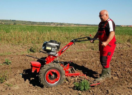 Malotraktor VARI GLOBAL s bránami BH-138 při práci