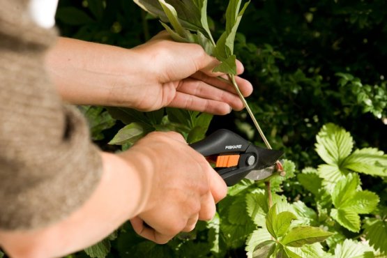 Fiskars nůžky zahradní dvoučepelové 1000567