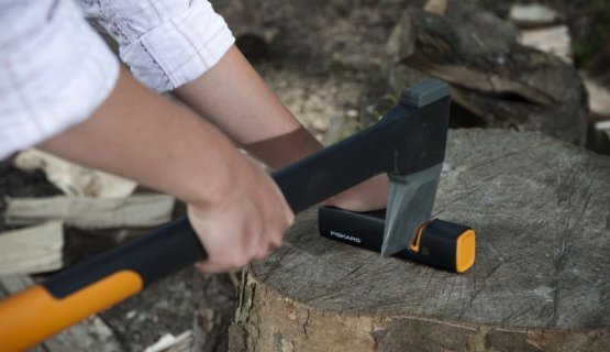 Fiskars ostřič nožů a seker Xsharp 1000601