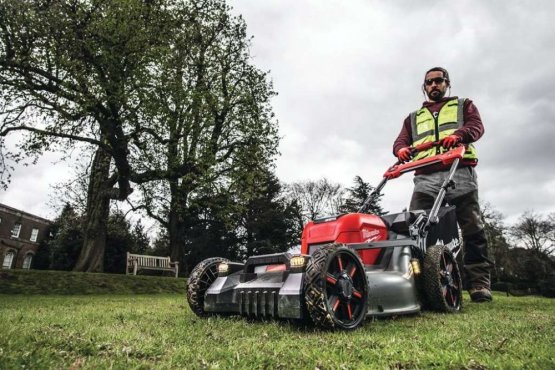 MILWAUKEE M18 F2LM53-0 Aku sekačka na trávu záběr 53 cm s pojezdem bez akumulátoru a nabíječky 4933479584