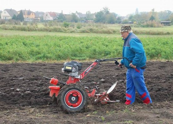 Malotraktor VARI GLOBAL s pluhem APH-352 při práci