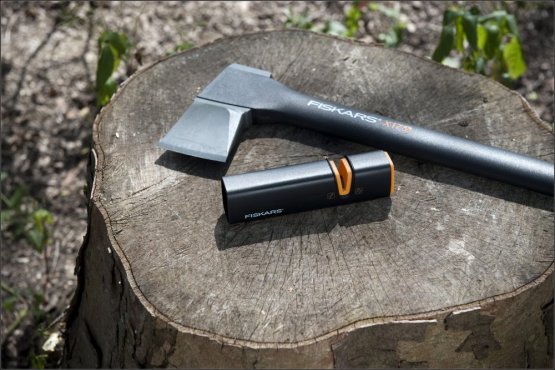 Fiskars ostřič nožů a seker Xsharp 1000601